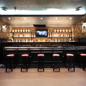 Alessandro Downtown & Bar Hostel